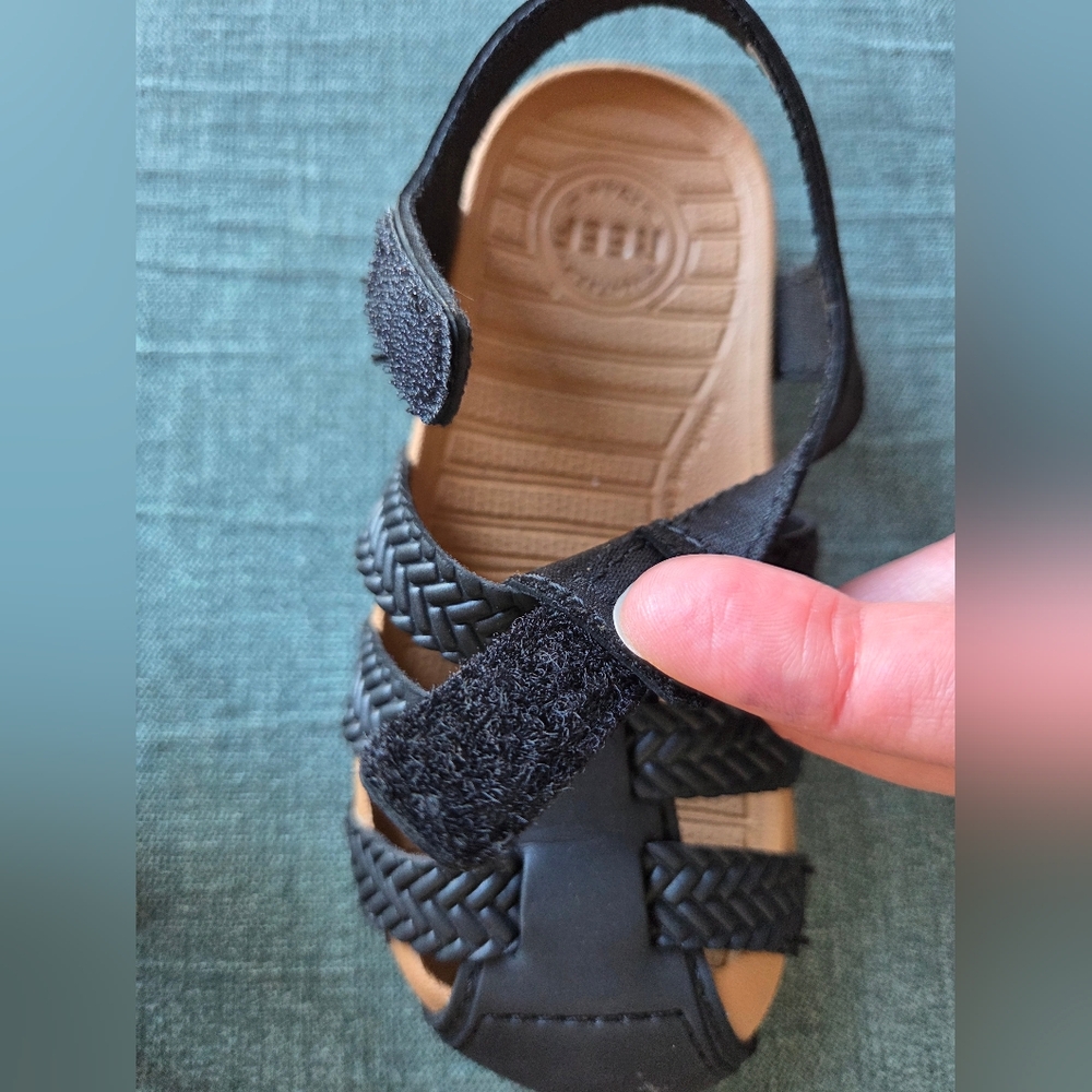 Kids Reef Black and Tan Sandals - Picture 3 of 5